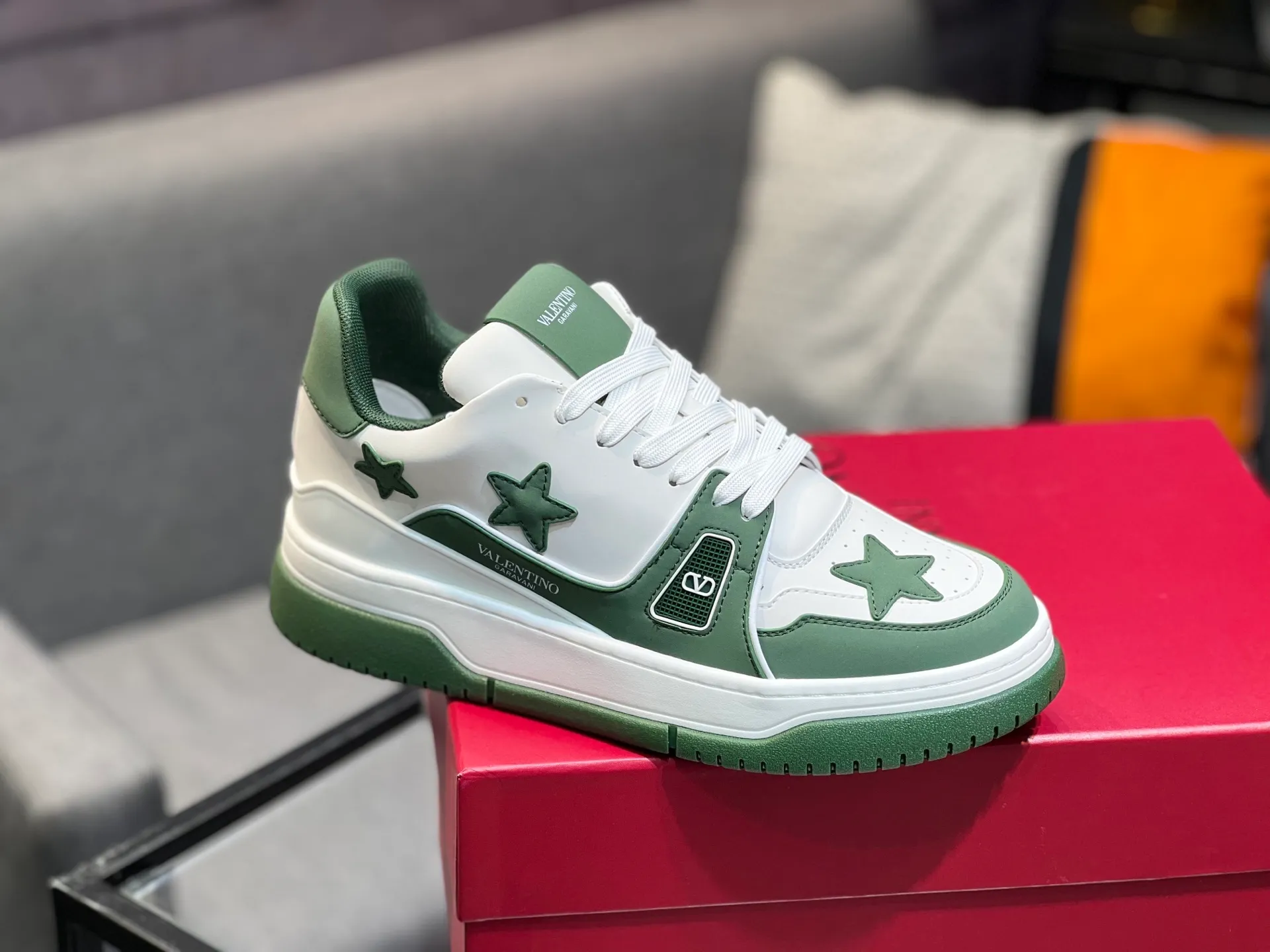 Men's Men's Shoes 💰660 Valentino 2023 early autumn new star shoes are now online! Wang Hedi and Ren Jialun have been worn by many celebrities. Who can refuse the same couple shoes as Wang Hedi! The design of Stars Stab My Heart is cool and spicy. The material of the shoes is cowhide, and every color is beautiful! Size 35-40, men’s size 39-44 (women’s 41, men’s 38, 45🉑️customized)